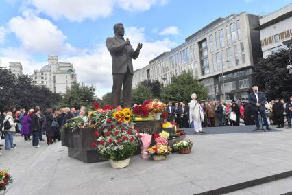 Москва.  На открытии памятника народному артисту СССР Иосифу Кобзону в Оружейном переулке.