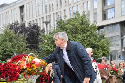 Москва. Руководитель Департамента культуры города Москвы Александр Кибовский выступает  на открытии памятника народному артисту СССР Иосифу Кобзону в Оружейном переулке.