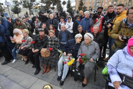 Москва.  На открытии памятника народному артисту СССР Иосифу Кобзону в Оружейном переулке .