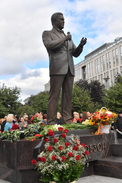 Москва.  На открытии памятника народному артисту СССР Иосифу Кобзону в Оружейном переулке.