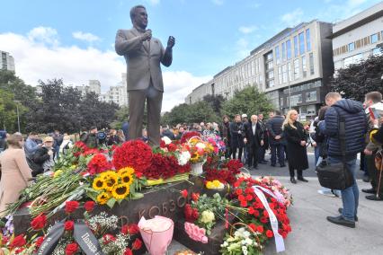 Москва.  На открытии памятника народному артисту СССР Иосифу Кобзону в Оружейном переулке .