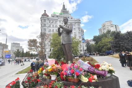 Москва.  На открытии памятника народному артисту СССР Иосифу Кобзону в Оружейном переулке.