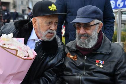 Москва. Бедрос Киркоров и специальный представитель президента РФ по международному сотрудничеству в Арктике и Антарктике, президент межрегиональной общественной организации \"Ассоциация полярников\" Артур Чилингаров (слева направо) на открытии памятника народному артисту СССР Иосифу Кобзону в Оружейном переулке.