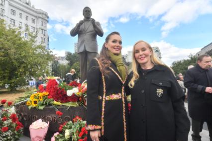 Москва. Дочь Иосифа Кобзона Наталья Раппопорт-Кобзон (слева) и вдова певца Иосифа Кобзона,  Нелли Кобзон  на открытии памятника народному артисту СССР Иосифу Кобзону в Оружейном переулке.