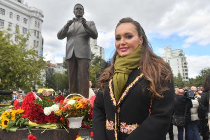 Москва. Дочь Иосифа Кобзона Наталья Раппопорт-Кобзон   на открытии памятника народному артисту СССР Иосифу Кобзону в Оружейном переулке .