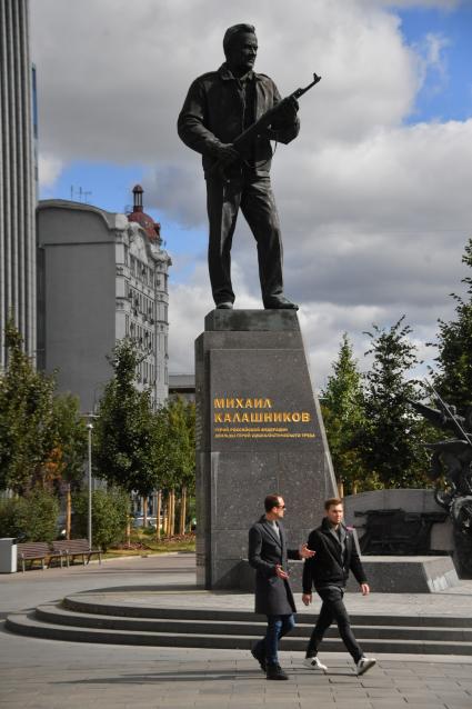 Москва.   Памятник Михаилу Калашникову в Оружейном переулке .