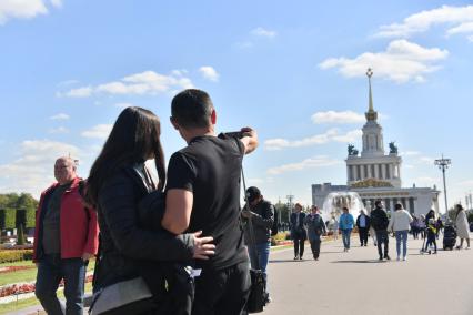 Москва.  Люди гуляют на ВДНХ во время празднования Дня города.