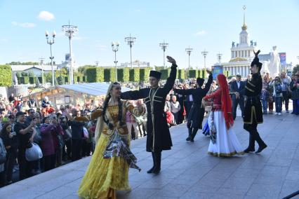 Москва. Выступление артистов  на ВДНХ во время празднования Дня города.