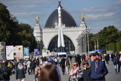 Москва.  Люди гуляют на ВДНХ во время празднования Дня города.