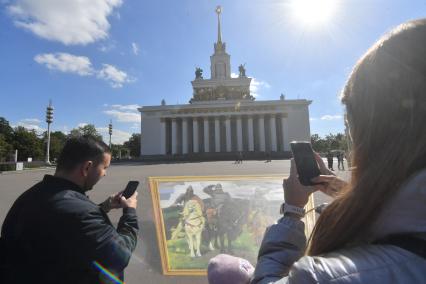 Москва. Люди гуляют на ВДНХ во время празднования Дня города.