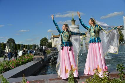 Москва.   Выступление артистов на ВДНХ во время празднования Дня города.