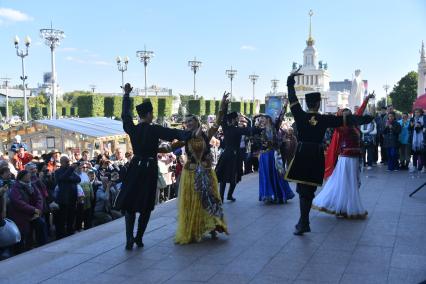 Москва. Выступление артистов  на ВДНХ во время празднования Дня города.