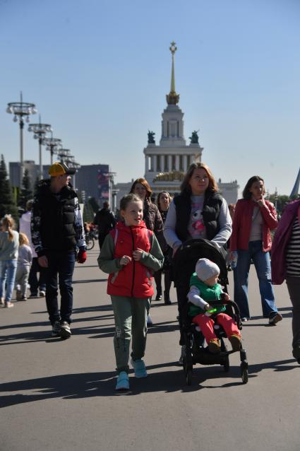 Москва. Посетители  на ВДНХ во время празднования Дня города.