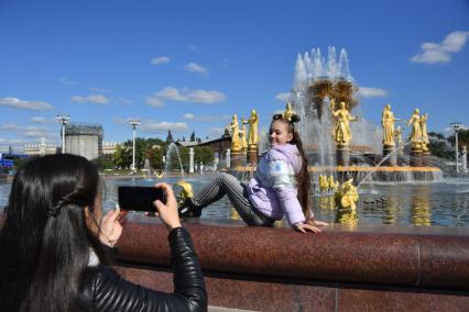 Москва. Люди гуляют на ВДНХ во время празднования Дня города.
