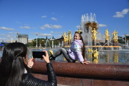 Москва.  Люди гуляют на ВДНХ во время празднования Дня города.