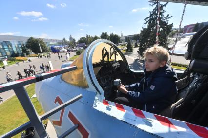 Москва.  Люди гуляют на ВДНХ во время празднования Дня города.