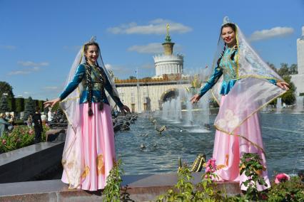 Москва.   Выступление артистов на ВДНХ во время празднования Дня города.