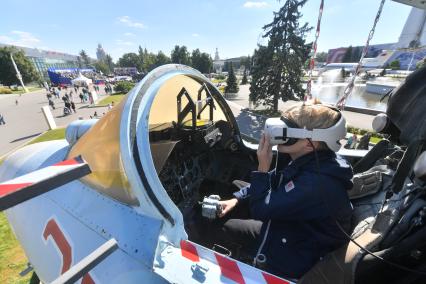 Москва.  Люди гуляют на ВДНХ во время празднования Дня города.