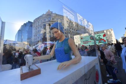 Москва.  Манекен  на праздничных мероприятиях в честь Дня города на Тверской улице.