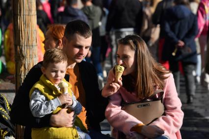 Москва.  Посетители  на праздничных мероприятиях в честь Дня города на Красная площадь.