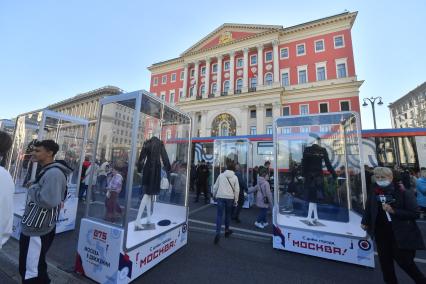 Москва. Манекены на праздничных мероприятиях в честь Дня города на Тверской улице.