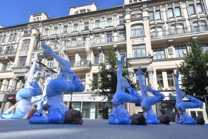 Москва.   Участники праздничных мероприятий в честь Дня города на Тверской улице.