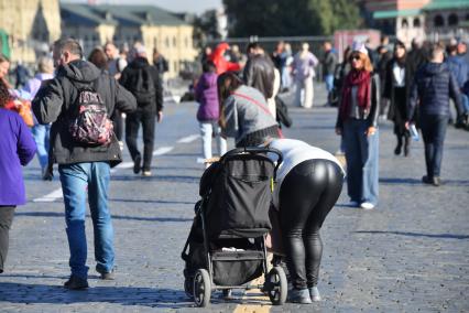 Москва. Женщина с ребенком на Красной площади.