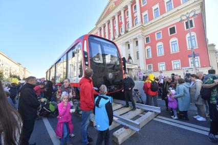 Москва.  На праздничных мероприятиях в честь Дня города на Тверской улице.