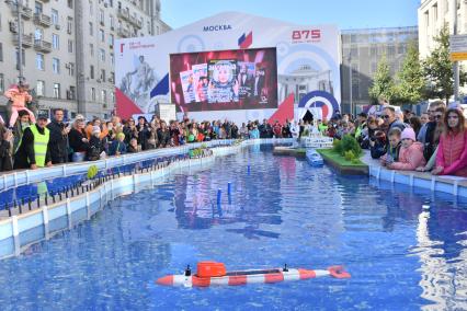 Москва. На праздничных мероприятиях в честь Дня города на Тверской улице.