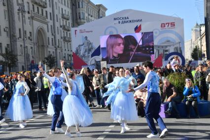 Москва.   Участники праздничных мероприятий в честь Дня города на Тверской улице.