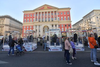 Москва. Манекены   на праздничных мероприятиях в честь Дня города на Тверской улице.