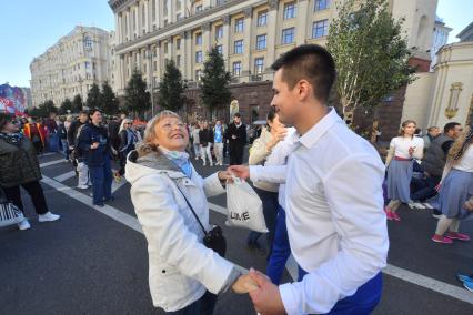 Москва.  На праздничных мероприятиях в честь Дня города на Тверской улице.