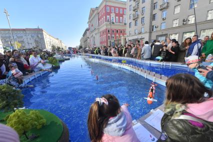 Москва. На праздничных мероприятиях в честь Дня города на Тверской улице.