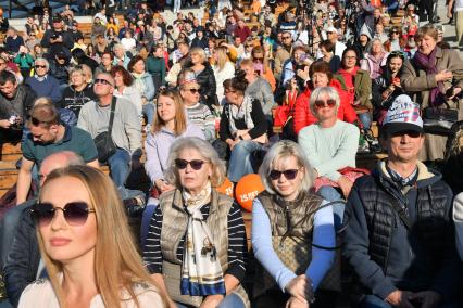 Москва. Зрители на праздничных мероприятиях в честь Дня города в парке Зарядье.