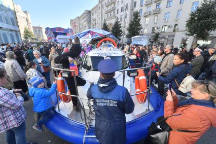 Москва.  Участники  на праздничных мероприятиях в честь Дня города на Тверской улице.