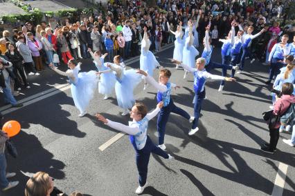 Москва.   Участники праздничных мероприятий в честь Дня города на Тверской улице.