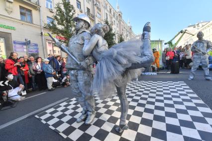 Москва. Участники праздничных мероприятий в честь Дня города на Тверской улице.