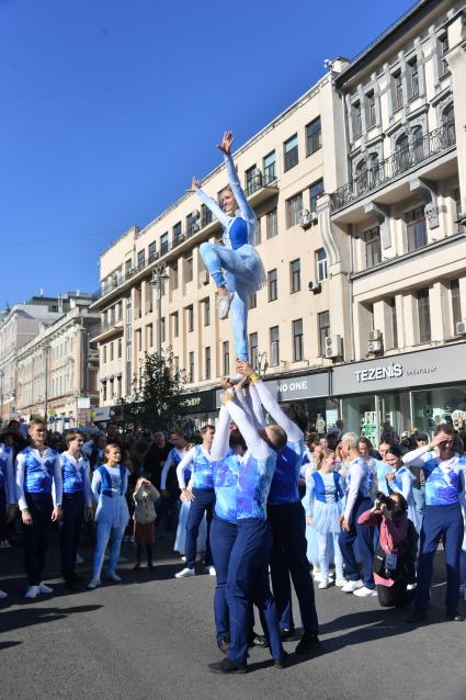 Москва. Участники праздничных мероприятий в честь Дня города на Тверской улице.