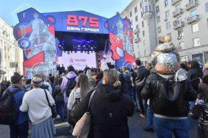 Москва. Посетители на праздничных мероприятиях в честь Дня города на Тверской улице.