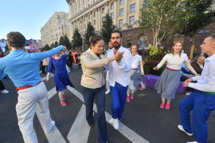 Москва.  На праздничных мероприятиях в честь Дня города на Тверской улице.