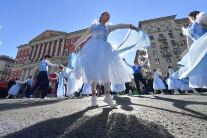 Москва.   Участники праздничных мероприятий в честь Дня города на Тверской улице.