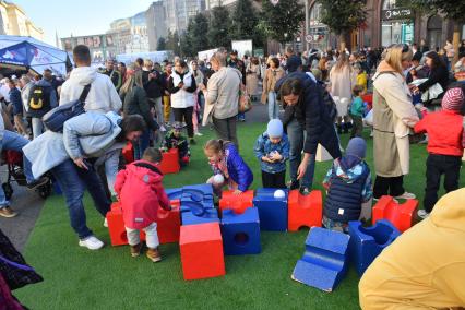 Москва. Люди   на праздничных мероприятиях в честь Дня города на Тверской улице.