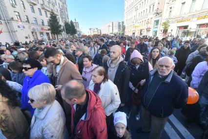 Москва.  Посетители проходят через рамки металлоискателя  на праздничных мероприятиях в честь Дня города на Тверской улице.