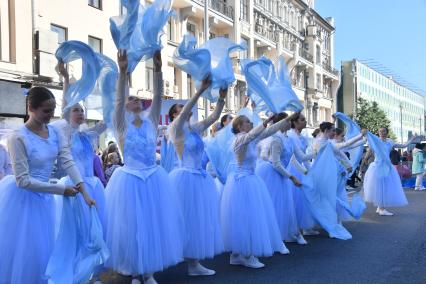 Москва.   Участники праздничных мероприятий в честь Дня города на Тверской улице.