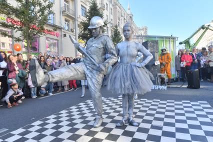 Москва.   Участники праздничных мероприятий в честь Дня города на Тверской улице.