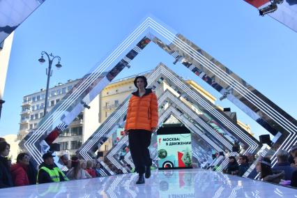 Москва. Участница модного показа    на праздничных мероприятиях в честь Дня города на Тверской улице.