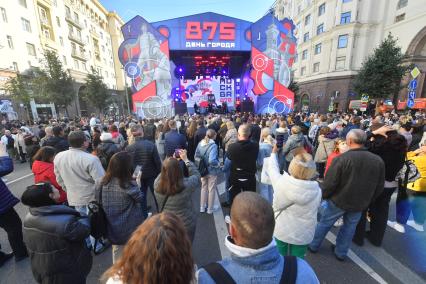 Москва. Люди   на праздничных мероприятиях в честь Дня города на Тверской улице.