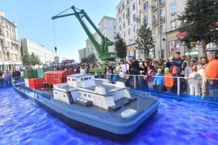 Москва.  Посетители  на праздничных мероприятиях в честь Дня города на Тверской улице.