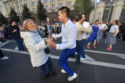 Москва.  На праздничных мероприятиях в честь Дня города на Тверской улице.