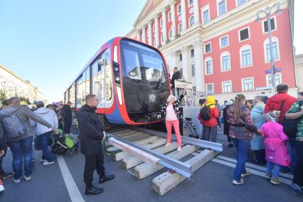 Москва.  На праздничных мероприятиях в честь Дня города на Тверской улице.